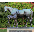 Estatua de caballo de yegua y caballo de bronce